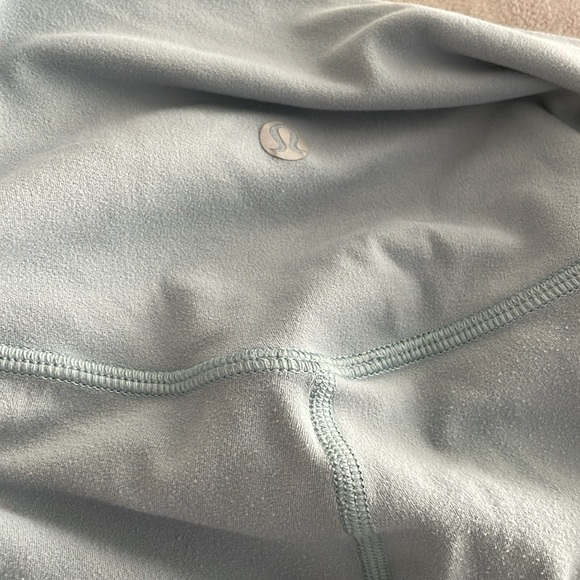 ISO LULULEMON - Picture 2 of 2